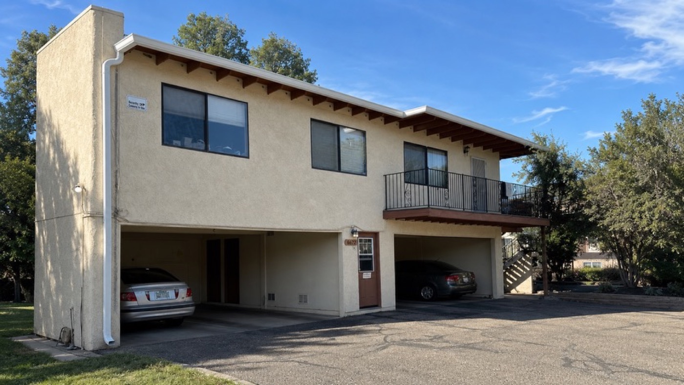 Seamless gutter along the roofline of a two-storey multifamily building with carports, Arizona